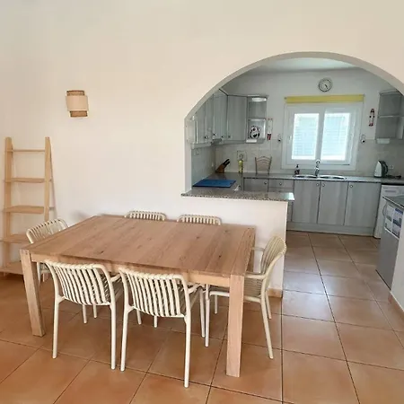 6 Person House With Private Pool And Garden 別荘
